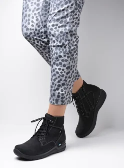 Hoge Veterschoenen|Wandelschoenen<Wolky Whynot - zwart nubuck zwartnubuck